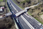 意大利一公路桥发生倒塌 造成至少2死2伤