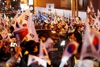 朴槿惠离开青瓦台后抵私宅 支持者夹道欢迎