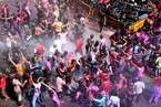 印度民众庆祝胡里节 彩色粉末缤纷夺目
