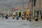 秘鲁洪灾持续 被困民众利用绳索洪水中突围