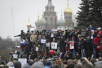 俄多地爆发未经当局批准的反腐败游行 多人被捕