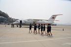 平壤至丹东包机航线开通 朝鲜空姐为乘客献花