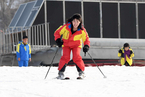 马息岭滑雪场摩登风十足 朝鲜美女雪上展英姿