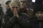 俄罗斯民众持花悼念圣彼得堡地铁爆炸事件遇难者