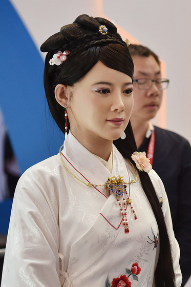 机器人美女“佳佳”新妆容亮相中博会