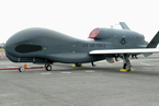 驻日美军向媒体展示“全球鹰”无人侦察机