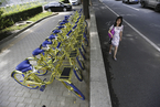 “土豪金”共享单车现身北京街头 自带充电宝