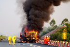 广西南宁：货车运载超10吨化学品于高速路起火 