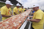 美国制作2.13公里超长披萨 欲打破世界记录