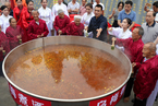 中国乌梅之乡用直径2米铁锅煮2吨青梅酒