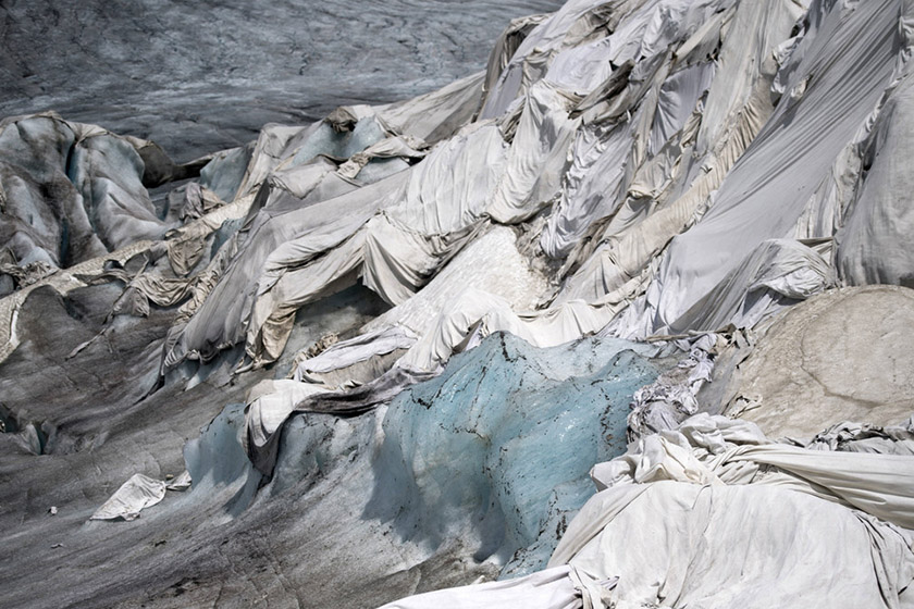 瑞士为阿尔卑斯山最古老冰川盖毯子 防止其融