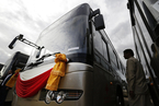 中国援赠柬埔寨100辆公交车交接仪式举行