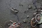 上海一小河清污 现多辆共享单车横'尸'河底