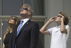 美国迎“超级日全食” 特朗普在白宫观看