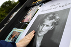 戴安娜王妃逝世20周年 民众在肯辛顿宫外悼念