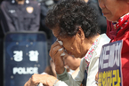韩国“萨德”部署到位遭集会抗议 民众落泪
