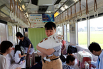 日本运行猫咪咖啡列车 帮助流浪猫找“铲屎官”