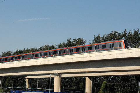 燕房线列车最高运行时速80公里,每列4辆编组,定员960人.线路全长16.