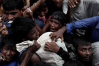 罗兴亚难民涌入孟加拉国 混乱争抢救援物资