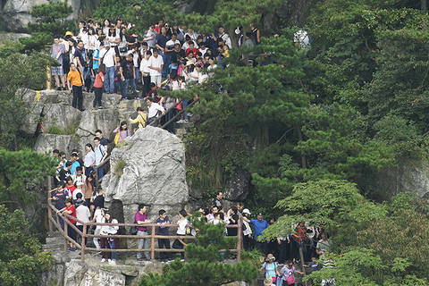 2017年10月2日,江西九江,江西庐山风景区迎来大量游客,山道上游客摩肩