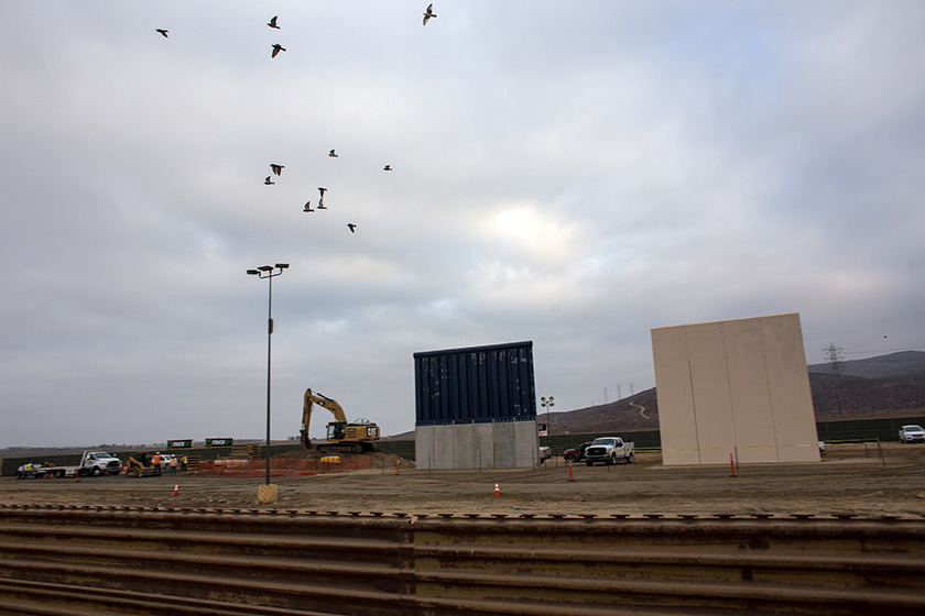 美墨边境原型墙曝光 高大坚固难以翻越_图片频