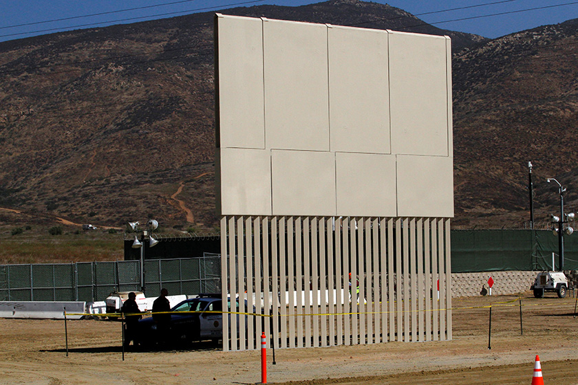 美墨边境原型墙曝光 高大坚固难以翻越