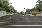 四川高校“天梯”走红 学生爬326级台阶去上课