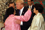 特朗普在韩出席国宾晚宴 拥抱“慰安妇”幸存者