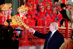 特朗普游览故宫欣赏京剧表演 与演员交流握手