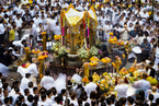 泰国四面佛诞辰61周年 佛教徒上香叩拜场面盛大