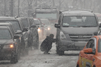 韩国遭遇暴雪袭城 路面交通陷入瘫痪