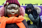 韩民众替“慰安妇”铜像穿冬衣 要求日本道歉