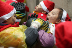 韩小朋友扮“圣诞老人”送煤球 集体变脏脏娃