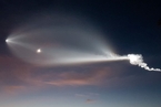 Space X发射猎鹰9号火箭 观者惊叹似外星来客