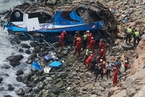 秘鲁一载有50余人大巴坠崖 已致36人死亡