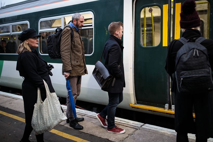 英国火车票又涨价 上班族抗议已经付不起交通