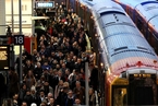 英国火车票又涨价 上班族抗议已经付不起交通费