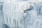 尼亚加拉瀑布被“冰封” 游客冒严寒观赏
