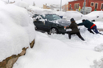 西班牙大雪封路 民众挖出小汽车