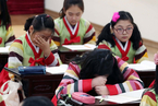 韩国小学生参加私塾课 哈欠连天变“瞌睡虫”