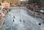 北京颐和园冰场游人如织 市民滑冰享冬日乐趣
