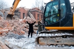 俄美女总统候选人对峙挖掘机 抗议拆毁老建筑