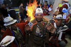 玻利维亚庆祝“许愿节” 买个模型美梦成真
