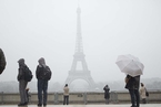 法国巴黎降下罕见大雪 埃菲尔铁塔临时关闭