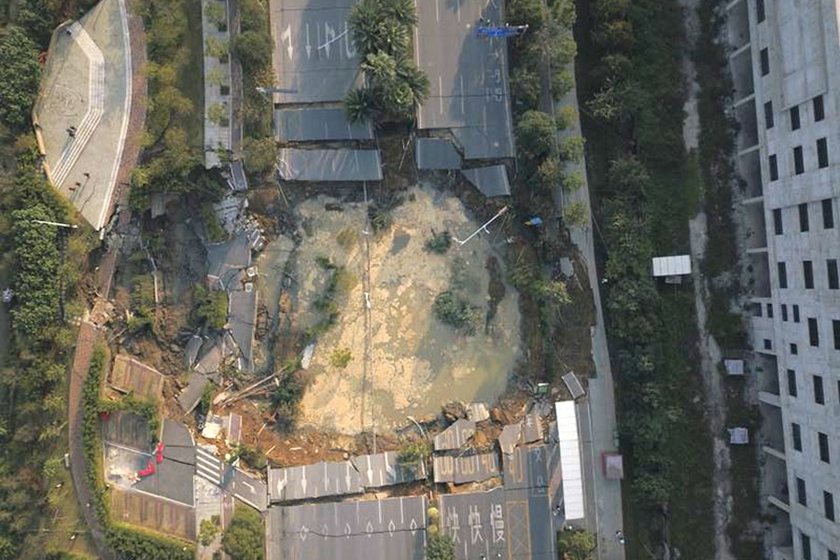 10月7日,广南变电站部分线路完成送电,这意味着海珠、番禺区的供电可靠性增强了。完成送电工作后,大面积停电应急响应由一级降为三级,广州电网运行风险也由三级降为四级。广州供电局争取在10月10日前完成500千伏广南变电站全部抢修工作。
