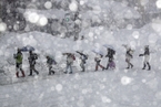 日本福井降雪量破记录 小学生冒雪排队上学