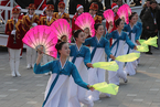 访韩朝鲜艺术团和拉拉队向市民表演 扇舞吸睛