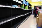 台湾现卫生纸抢购潮 超市货架被搬空
