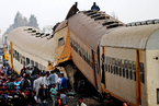 埃及两列火车相撞 造成数十人遇难
