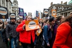 英国伦敦举行妇女大游行 迎接国际妇女节